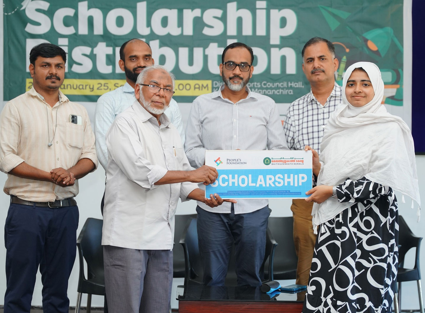 പീപ്പിൾസ് ഫൗണ്ടേഷൻ സ്കോളർഷിപ്പുകൾ വിതരണം ചെയ്‌തു.